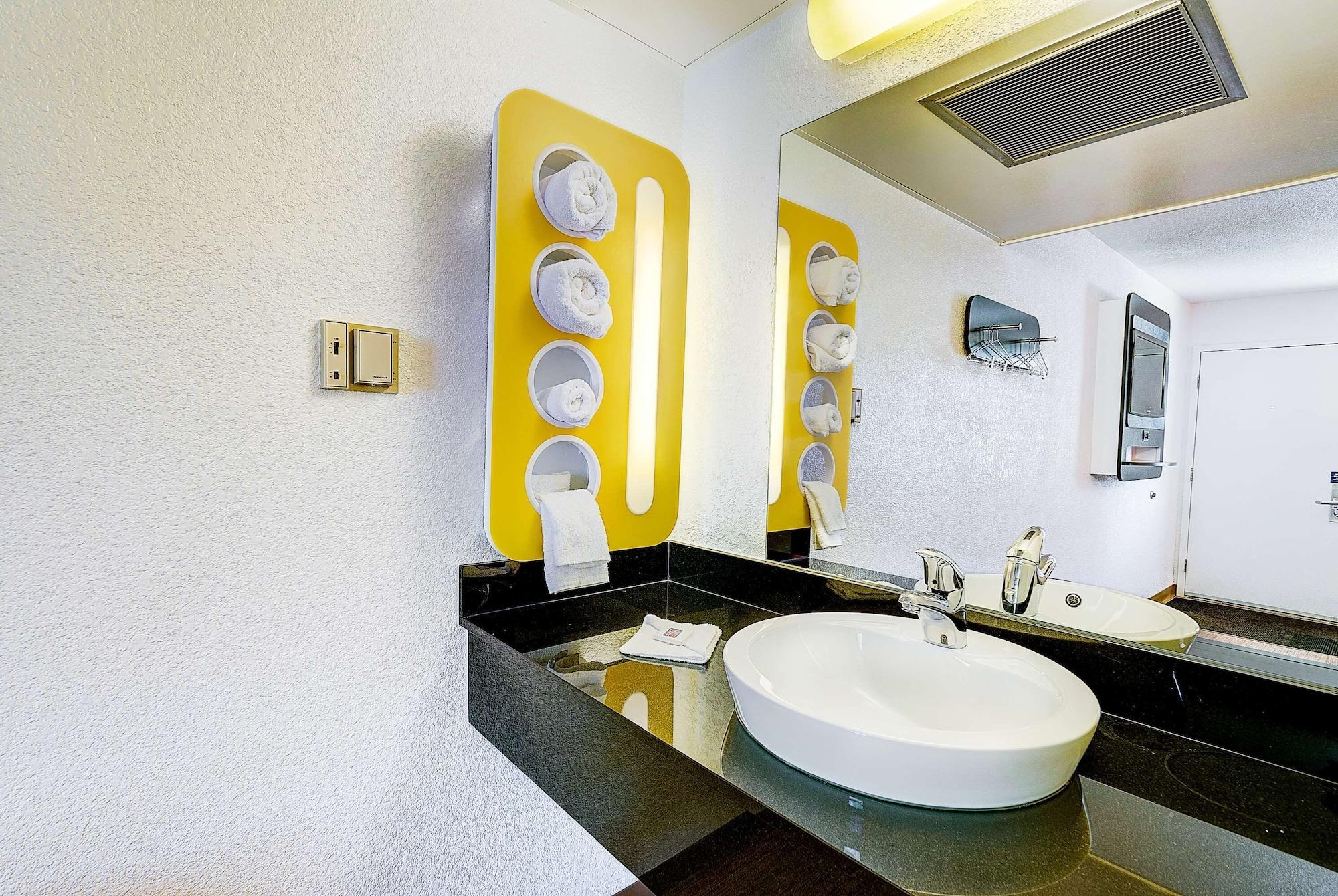 Park Inn By Radisson, Thornton Esterno foto