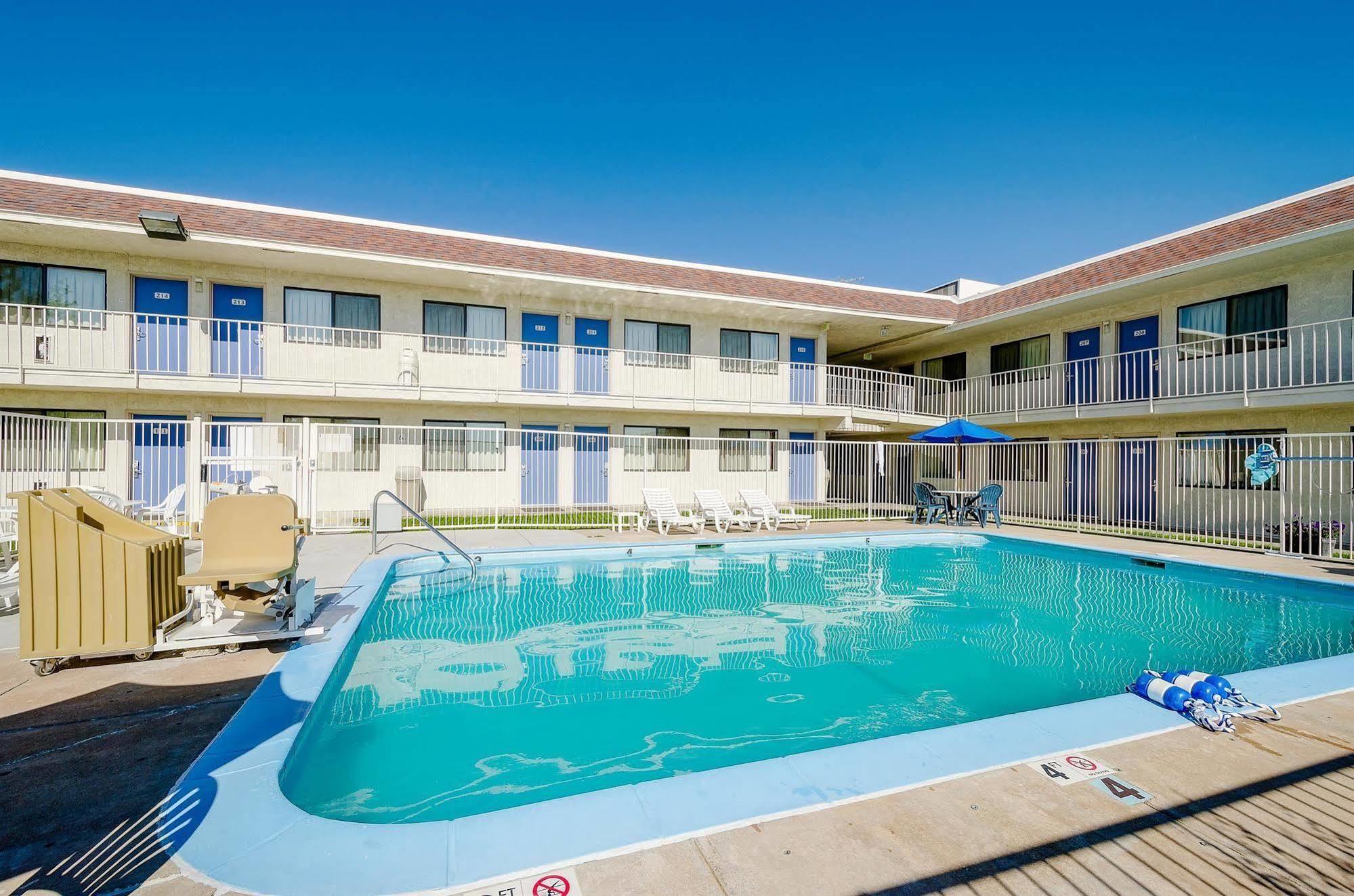 Park Inn By Radisson, Thornton Esterno foto